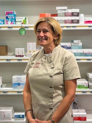 Apotheker Sabine Vansuyt in de apotheek